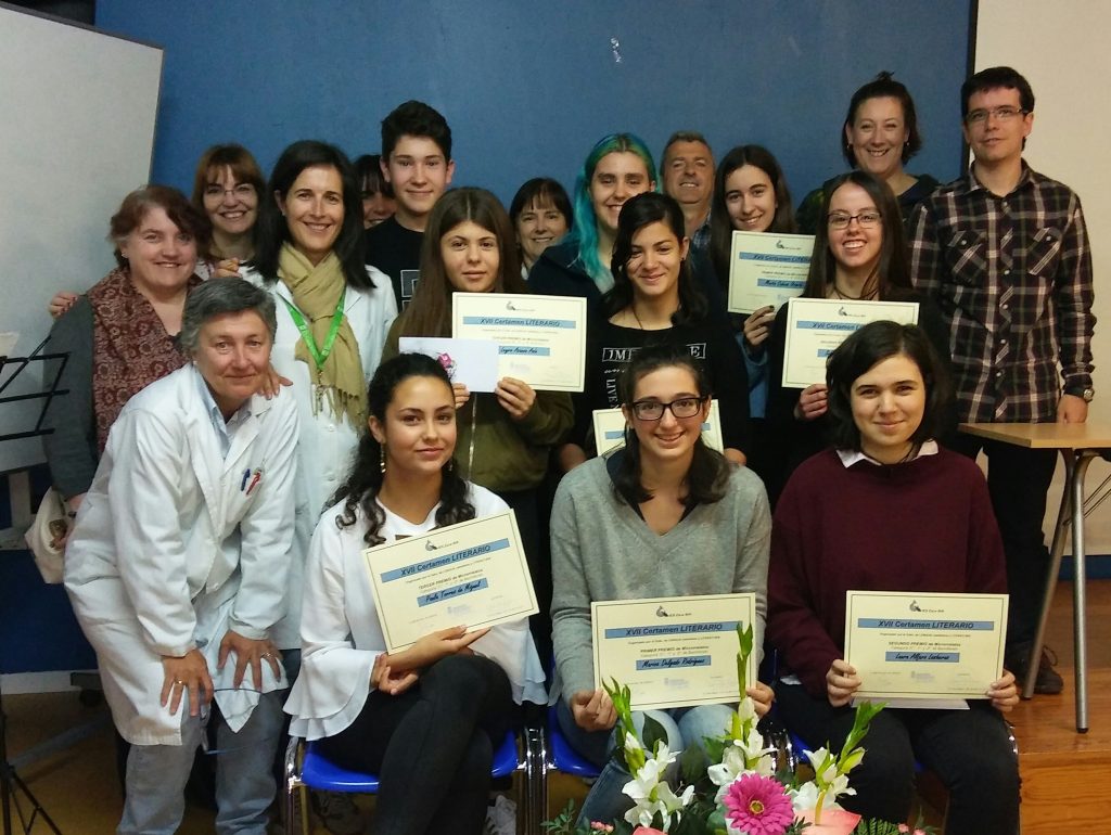 Premiadas del Certamen Literario con el profesorado del Departamento de Lengua Castellana